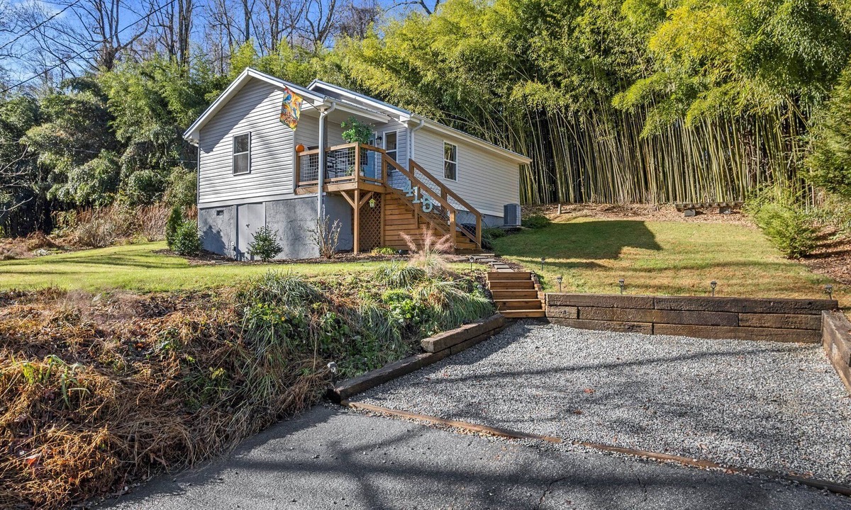 Hendersonville House | 1/4 Mile to Ecusta Trail Firepit 1G Fiber Wi-Fi Bamboo Bungalow