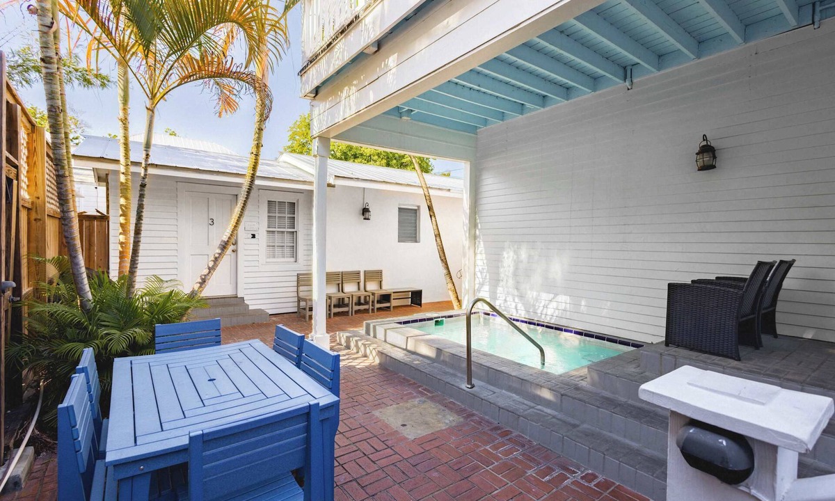 Historic Seaport Apartment | 1 Block to Duval St | Banana's Foster Guesthouse