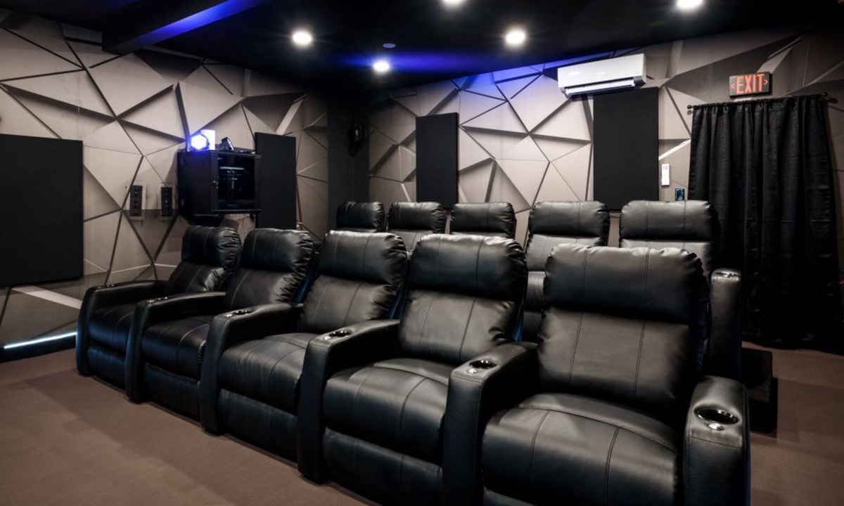Jim Thorpe House | 10 Seat Home theater. Office. Step-Free Entry. Seniors Welcomed. Pet Friendly!