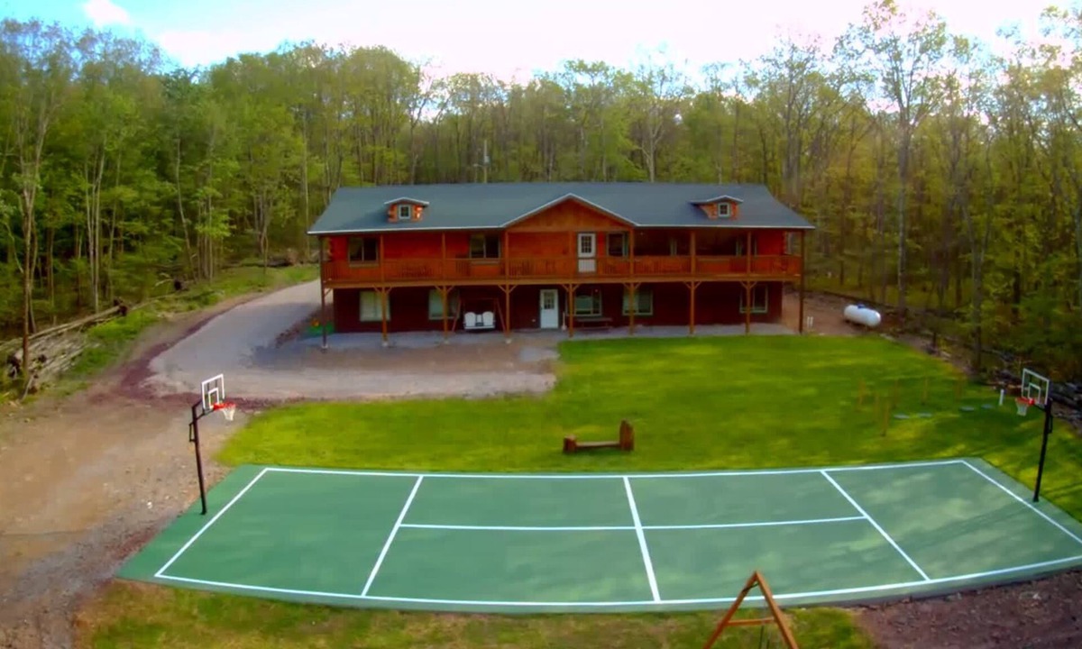 Ebervale House | 11 BR 8 BA Pickle/Basketball CT EV CHARGER HOT TUB FIRE PIT ON 8 ACRES SLPS 30!