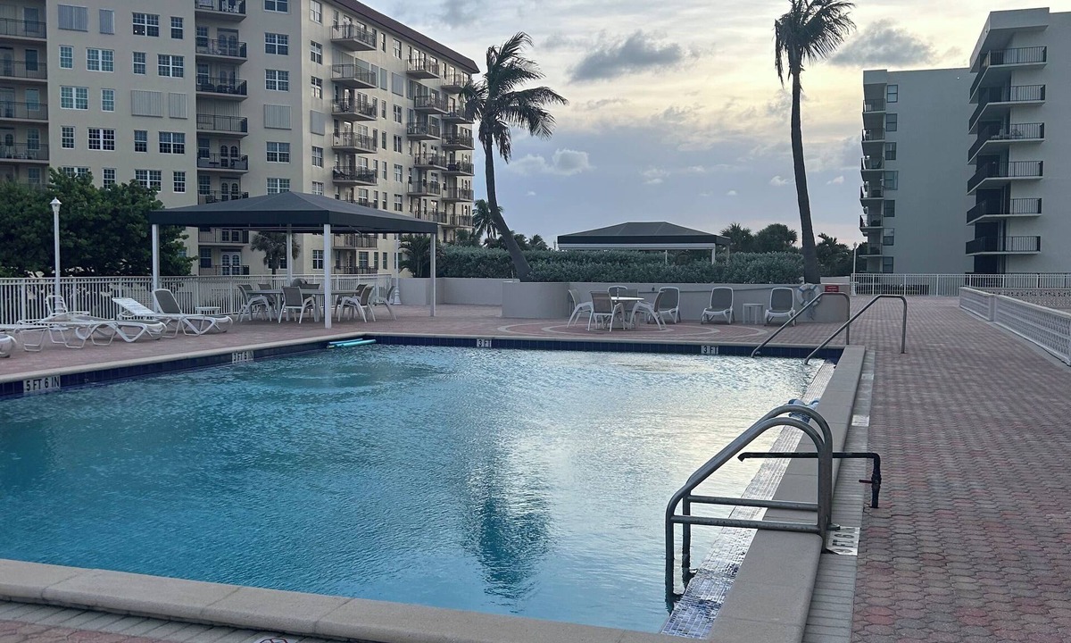 Palm Beach Condo | 1224 sq fr condo on the sand in palm beach