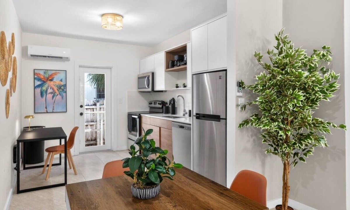 Northeast Miami Apartment | 15 min to Beach | 2 Queen Beds | Free Parking (U2)