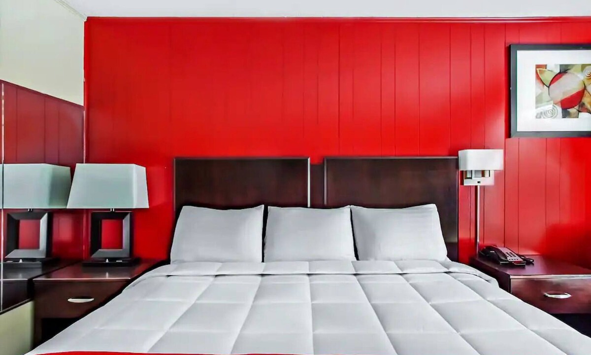 Ridgeland Hotel | 2 Affordable King Bed Rooms Near Ridgeland Dining + Entertainment