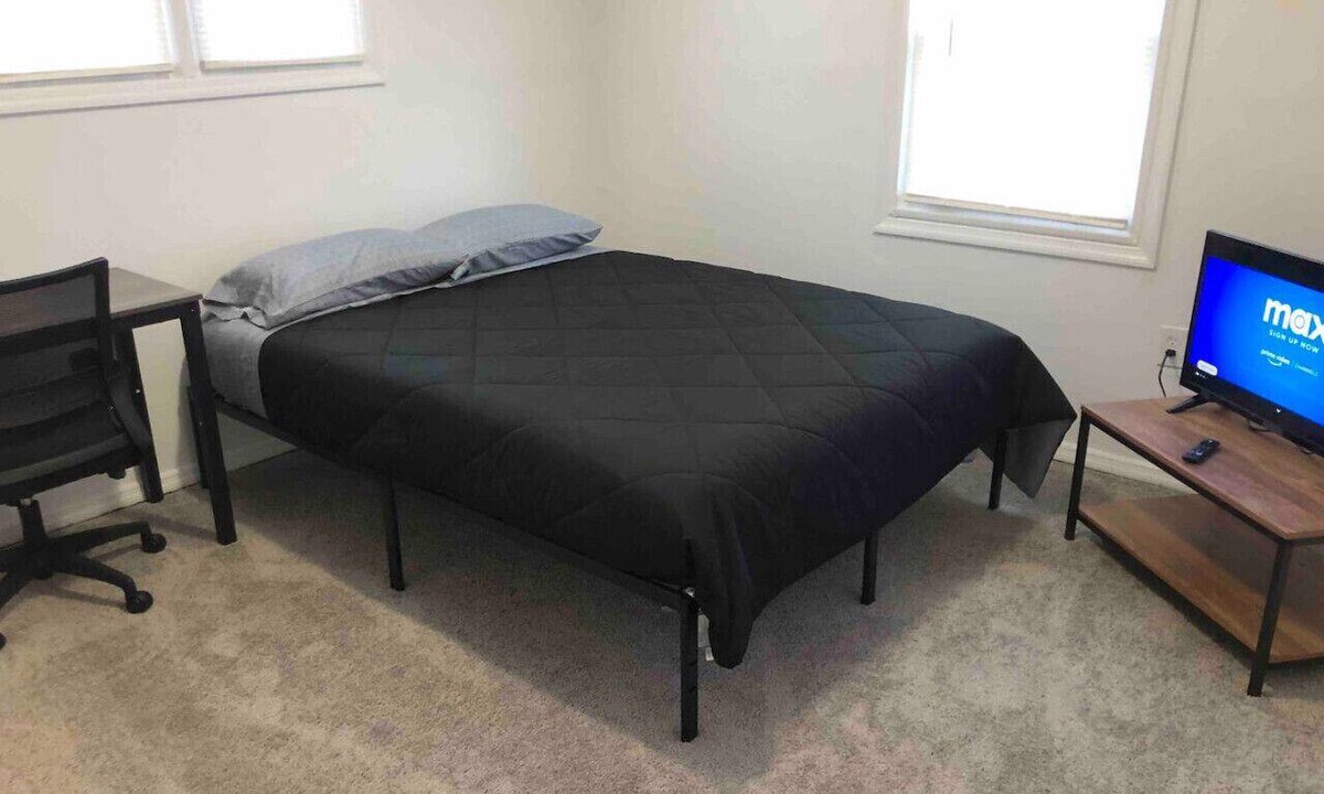 Woodbridge Apartment | 2-bed house, parking, near NYC train