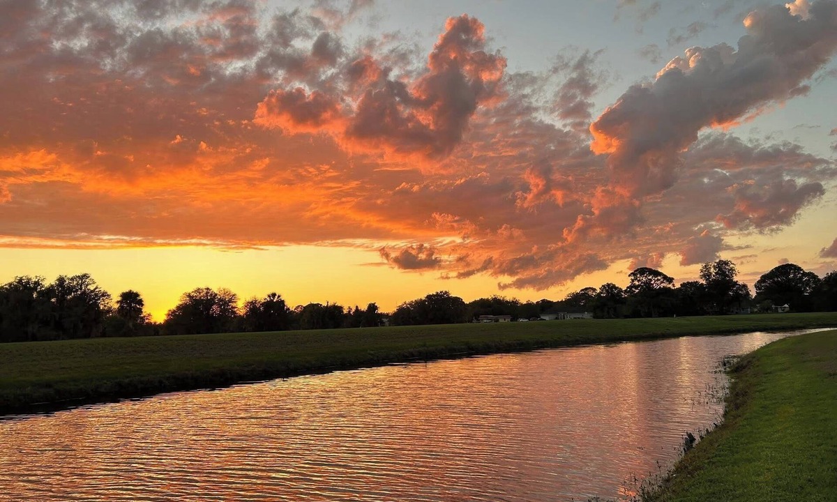Highland Villa | 2 Bedroom, 2 Bathroom on the canal in Country Club Villas in peaceful Sebring Fl