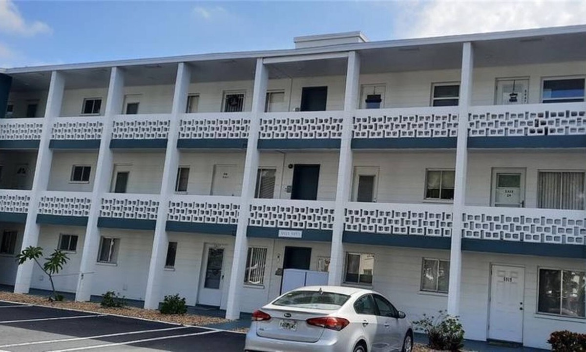 Bayshore Gardens Condo | 2 Bedroom Condo L-426769 by Houzlet