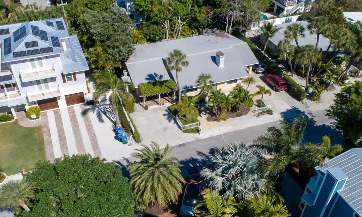 Holmes Beach Villa | 2 bedroom unit, West of Gulf Drive. Only steps to the beach!