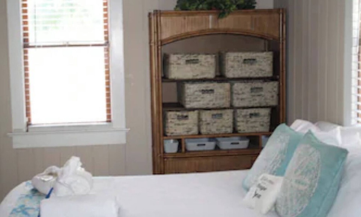 Laurel House | 2-bedroom vacation home just 1.25 miles from Nokomis Beach!