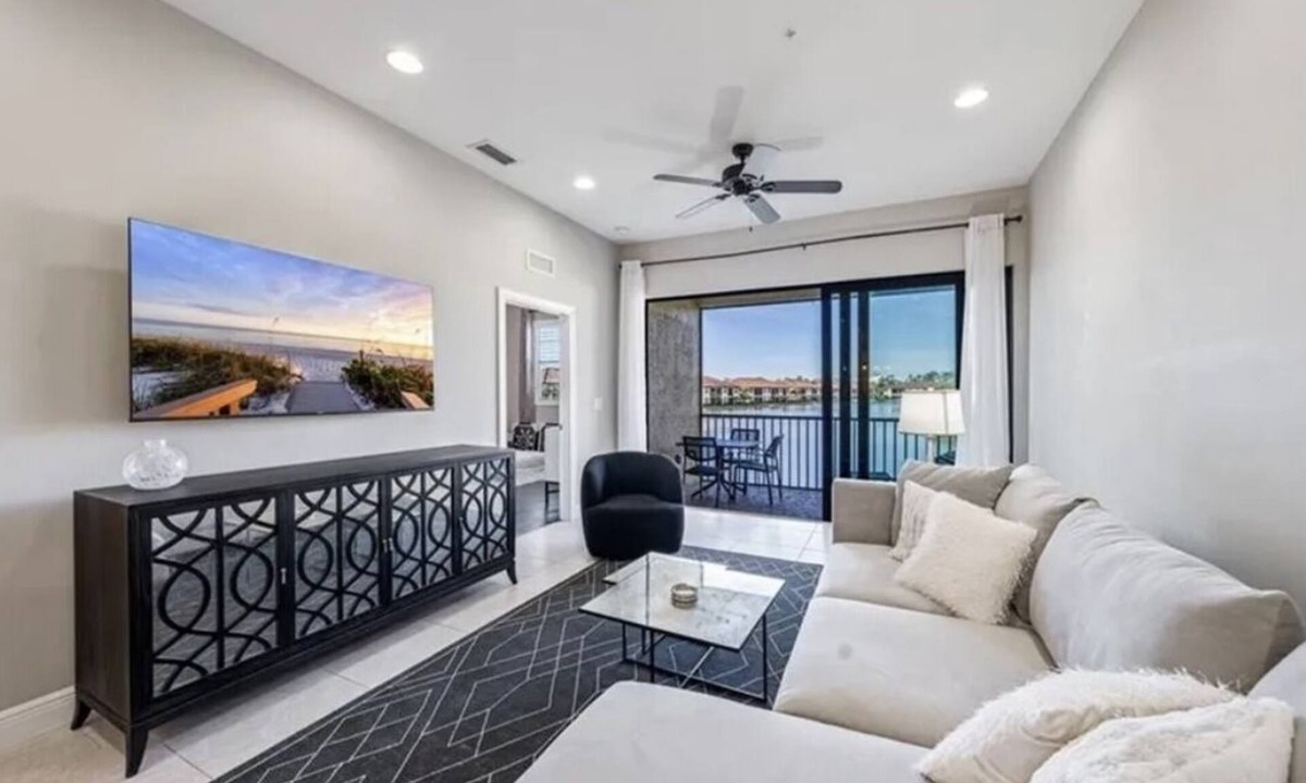 Naples Condo | 2 BR, 2 bath condo, den, lanai, pool, fitness room