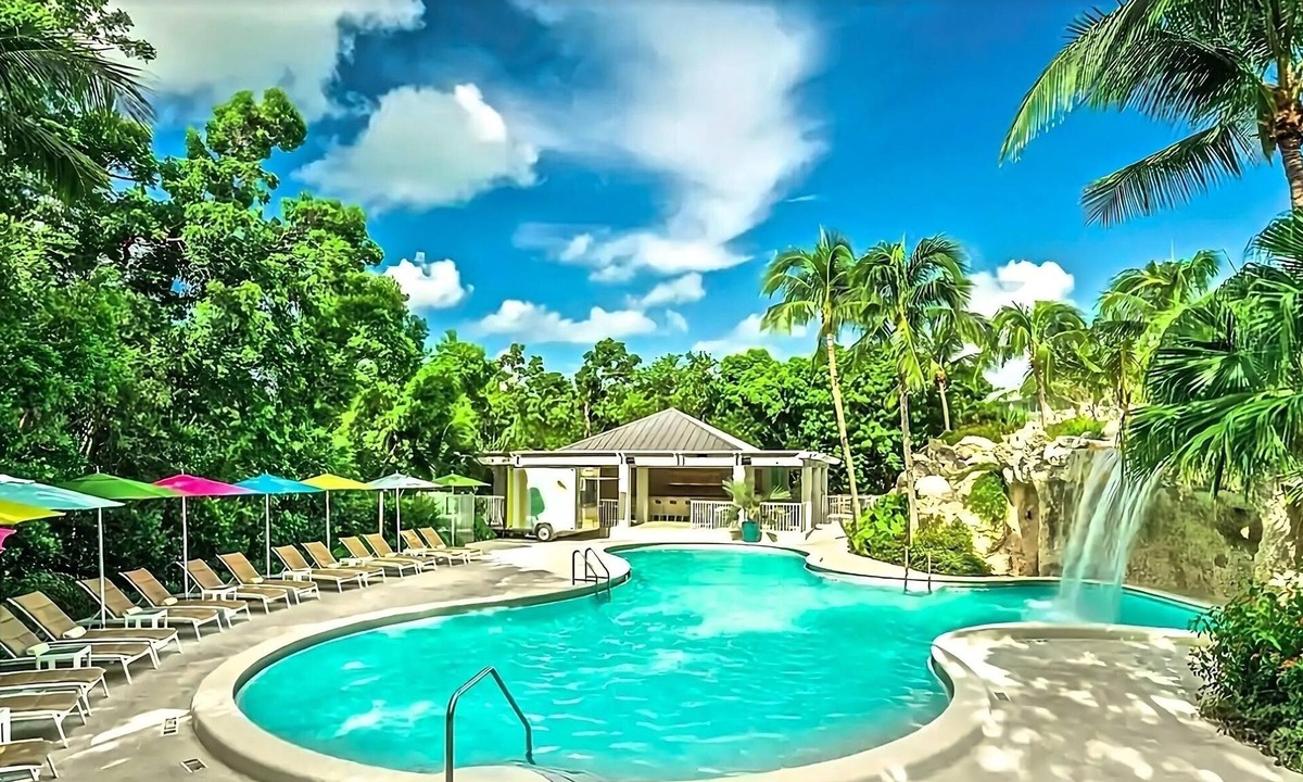 Rock Harbor Hotel | 2 Coconut Wing King Room w/Direct Waterfront View