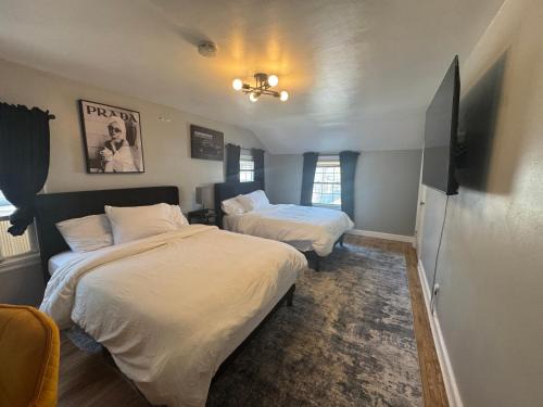 Irvington House | 2 Full Beds and Desk 15 min to EWR