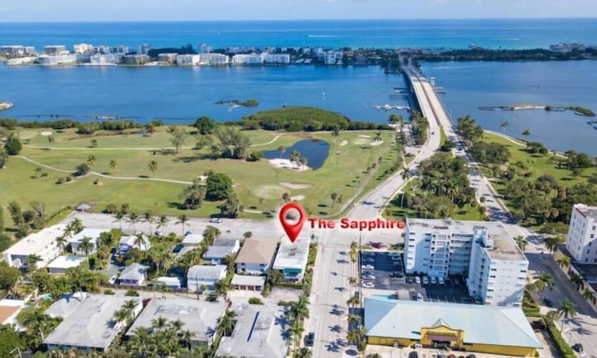 Parrot Cove House | 2 King Bed/2 Bath Spacious Apt-3 min from the beach!
