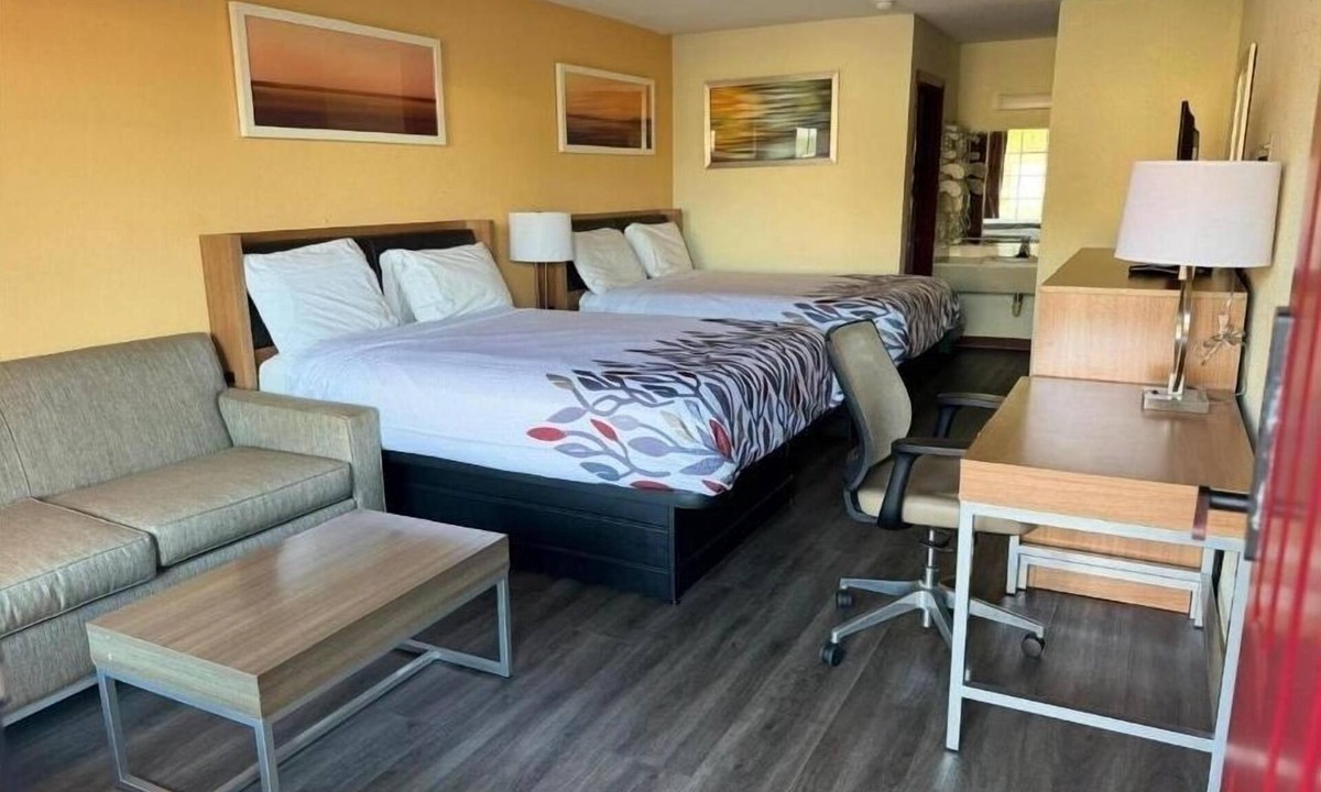 St. George Hotel | 2 Relaxing Rooms: Each with Desk & Private Bath Near Local Attractions