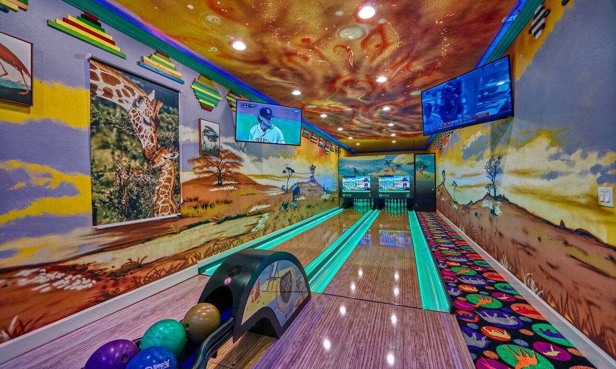 Kissimmee House | 2 Side-by-side homes w Bowling, 1GB wifi, videowall TVs, ensuites, sleep 80