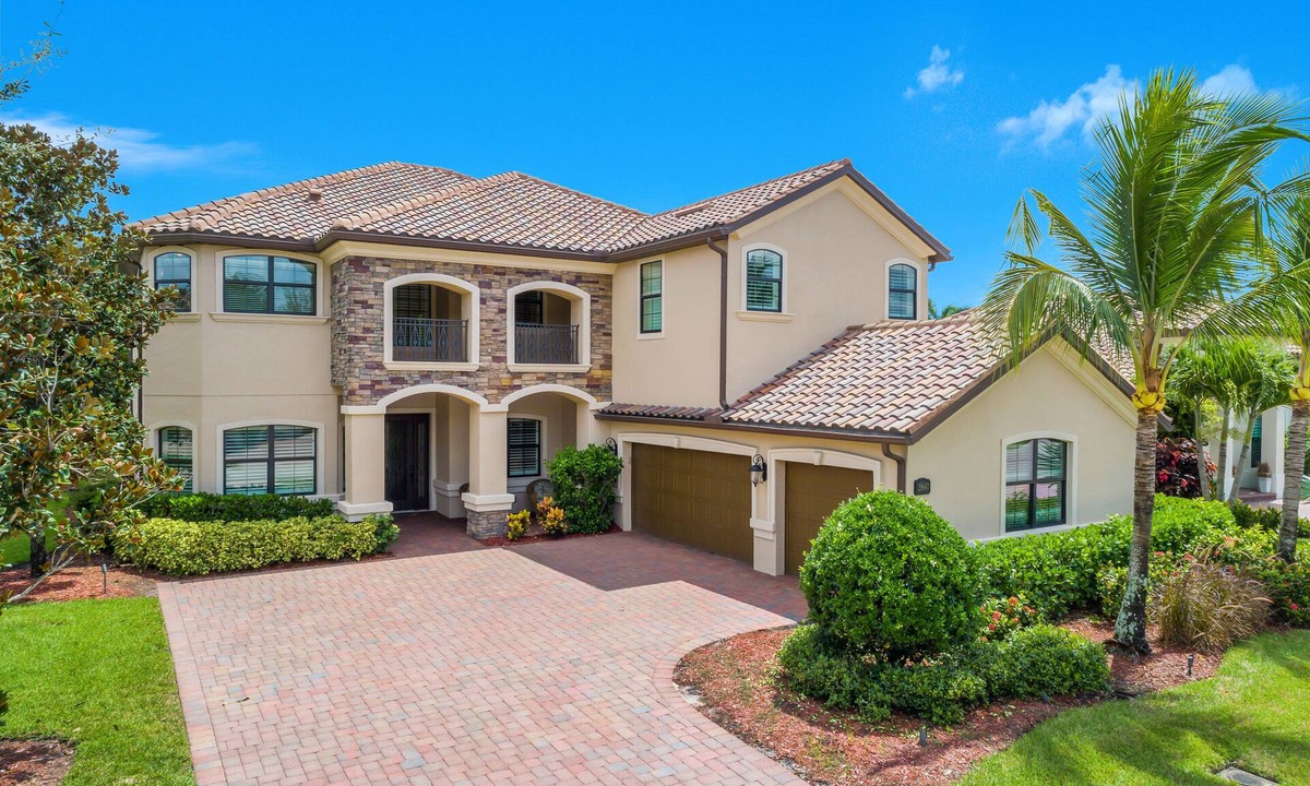 Bonita Springs House | 2 story estate home with 2 masters, 3 guest rooms, 4 full bathrooms. Discounted