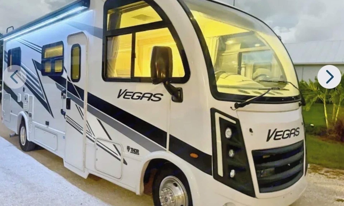 Myakka City House | 2026 Unique Resort-Style Stay on Wheels! Sleeps 2-4 We deliver & Set Up!