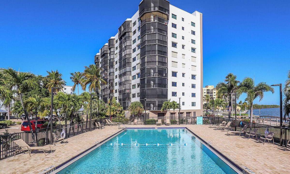 South Island Condo | 2B/2B WATERFRONT HARBOUR POINTE VACATION CONDO! WALK TO BEACH! RESORT POOL!