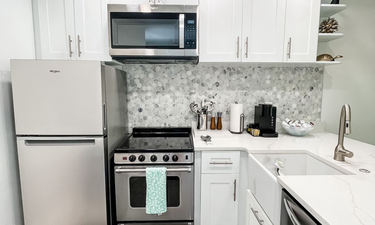 Central Naples Condo | 2bd 2ba New condo in the heart of Naples. 10mins to the beach & shops!