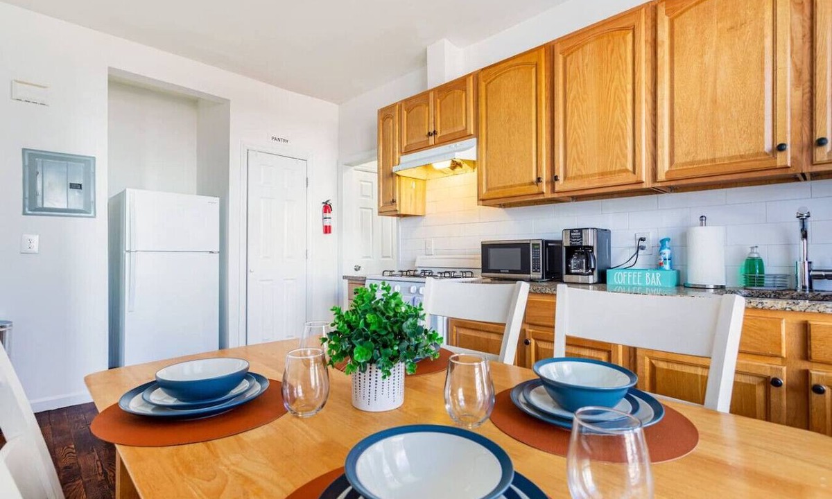 Ampere Apartment | 2BR Apt| Free Pkng| Netflix|NJ Train| Pets |5 pple