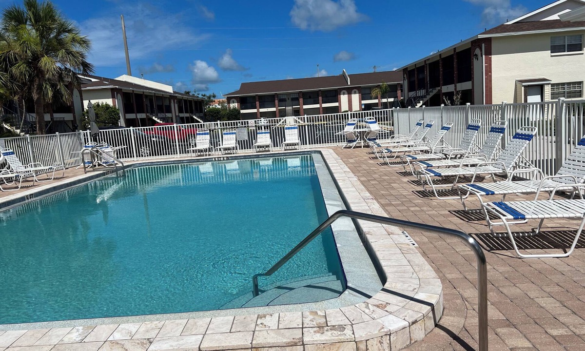 Englewood South Condo | 2BR Condo w/Pool, Wi-Fi & Parking – Walk to Groceries, 3 Miles from Beach