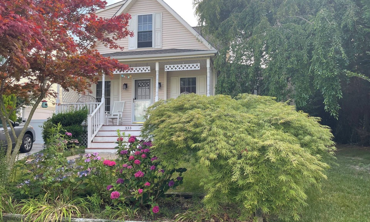 West Cape May House | 3 bdrm home with lots of space, 30 min walk through Nature Conservancy to beach