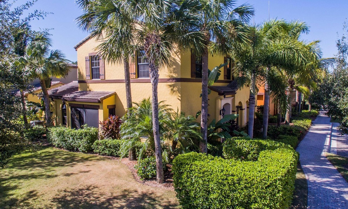 Biggar House | 3 Bed/2.5 Bath Waterfront Escondido in PASEO!