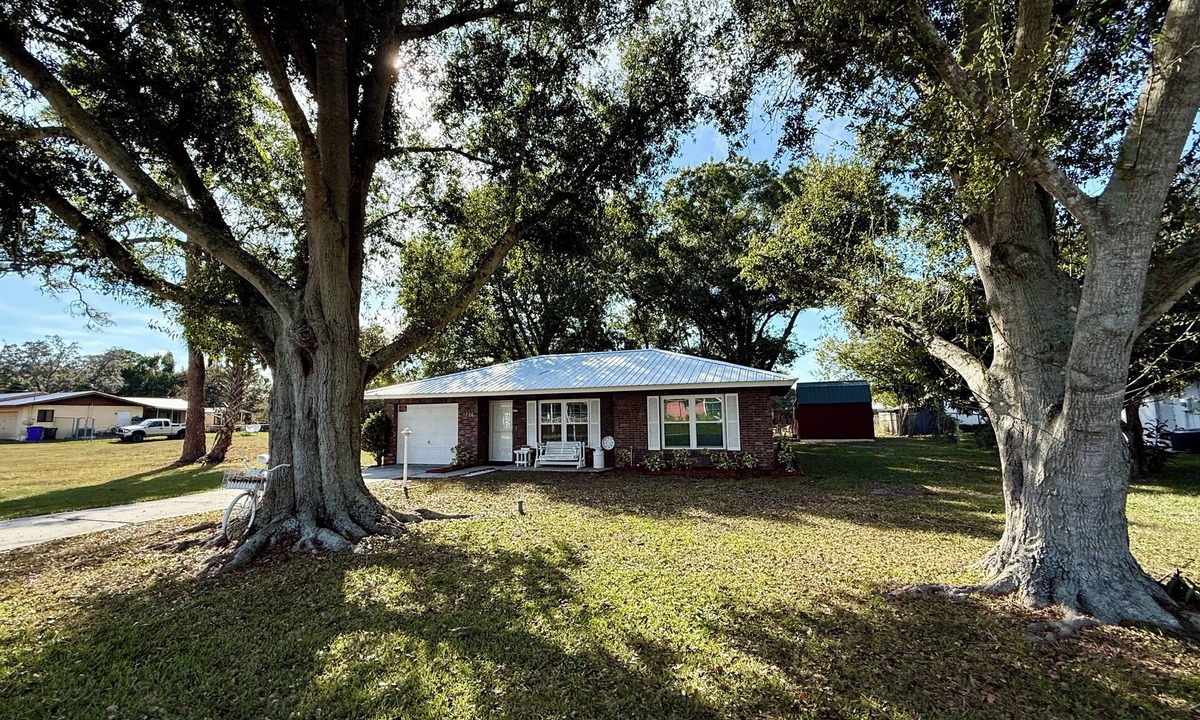 Sylvan Shores House | 3 Bedroom House - Lake Clay Dream Away Half Acre - Fun and Cozy - Waterfront