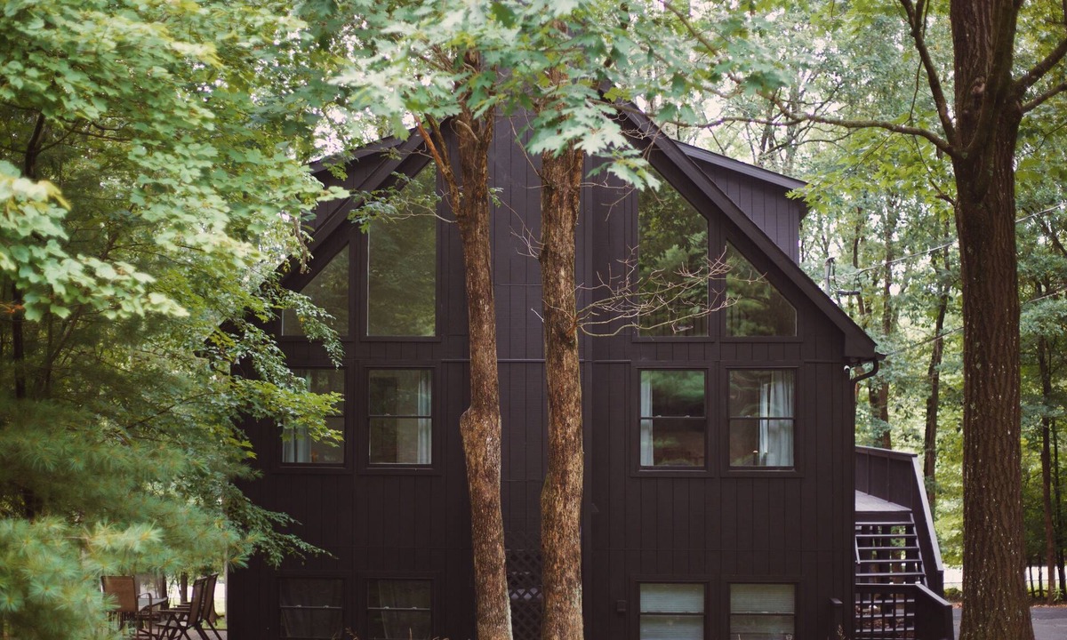 East Stroudsburg Ski Chalet | 3-bedroom Poconos chalet for art and design lovers with outdoor hot-tub