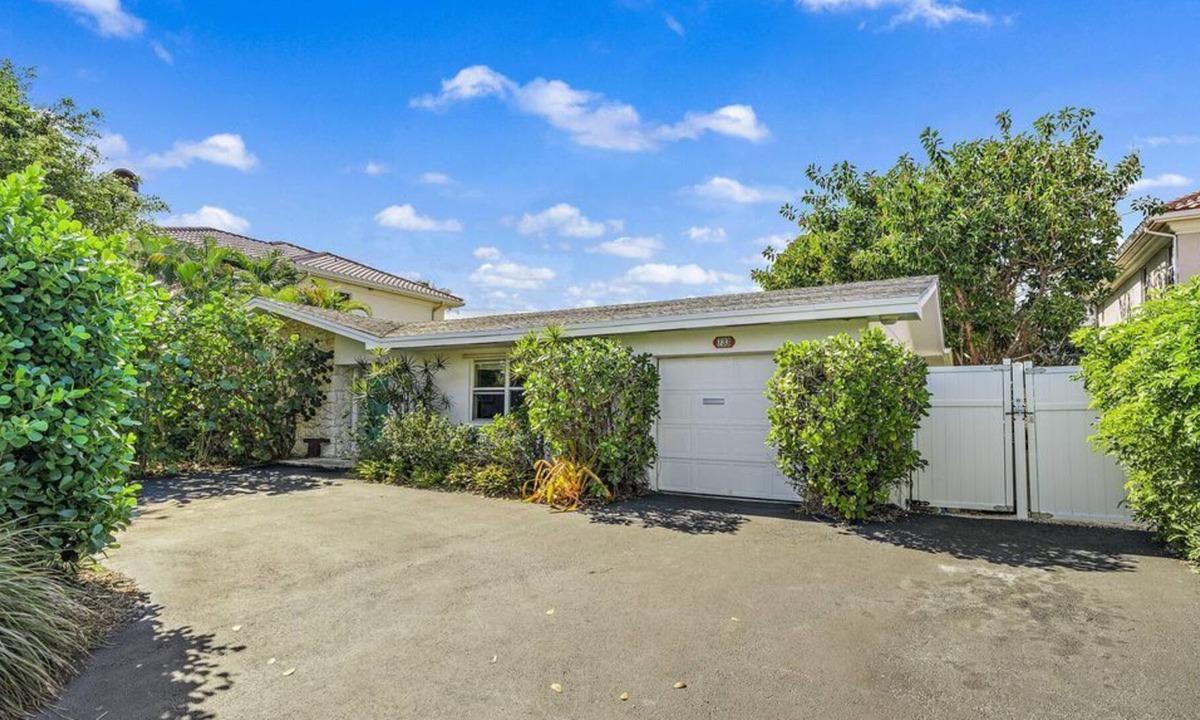 North Palm Beach Apartment | 3 Bedroom Single family 321376 by Houzlet