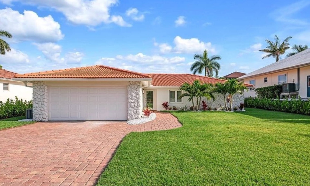 Royal Harbor Apartment | 3 Bedroom Single family 430013 by Houzlet