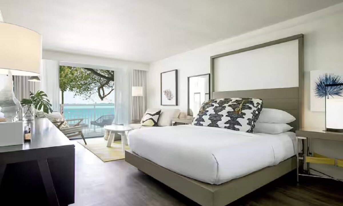 Rock Harbor Hotel | 3 Hammock Wing King Room by the Shoreline