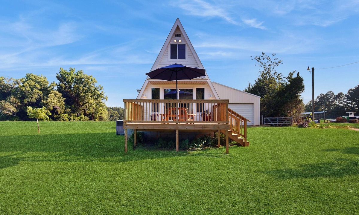Leesville Apartment | 3 Mi to Lake Murray: Dog-Friendly Cabin w/Deck