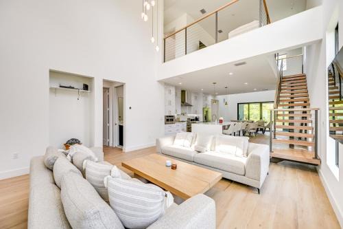 East Naples House | 3 Mi to Naples Beach: Luxurious Home w/Pool!