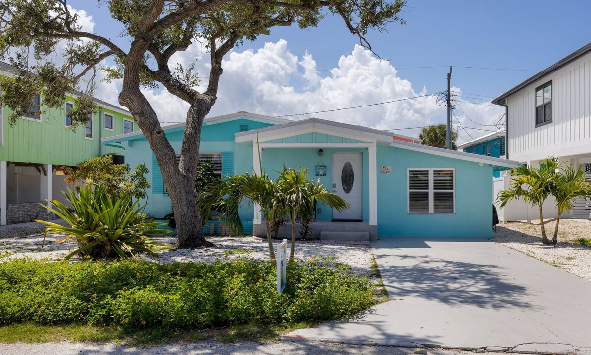 Mid Island House | 3 min walk to the Beach! Fenced in back yard.