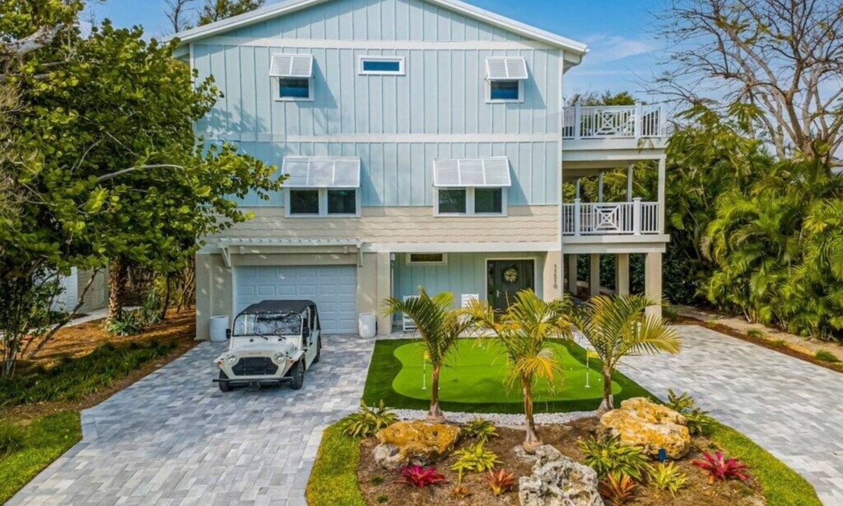 Captiva House | 3 Palms | Luxury Vacation Rental in the Heart of Captiva Island | Walk to Beach,