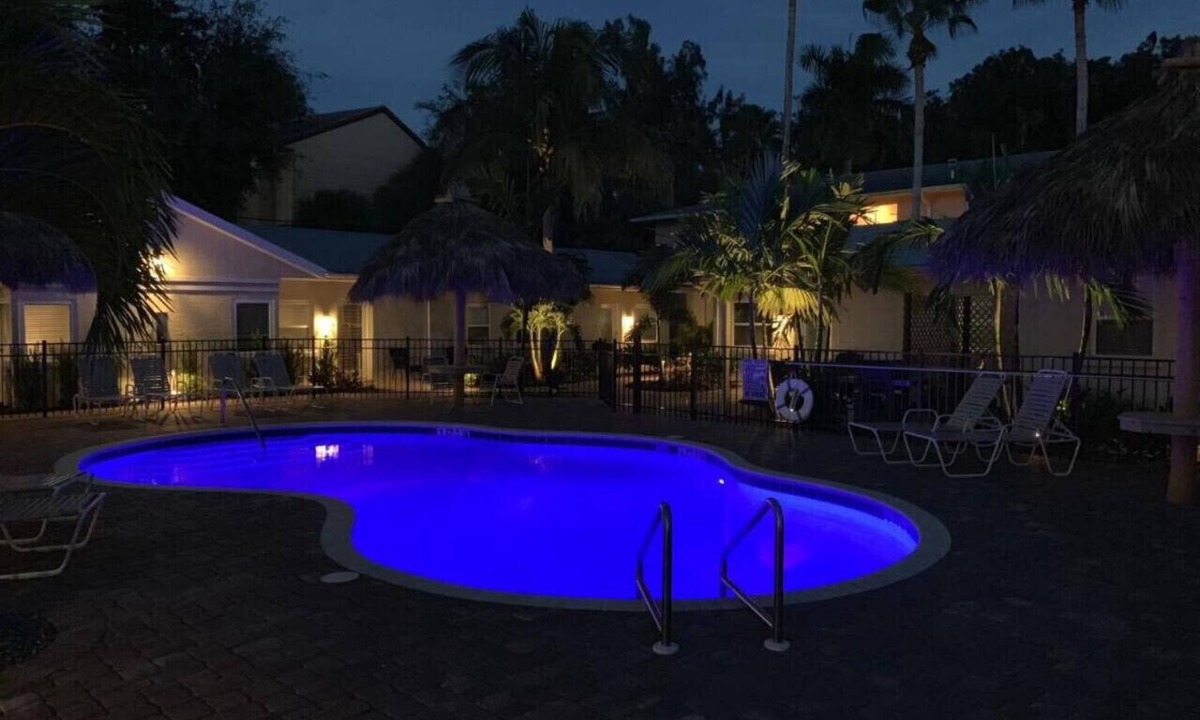 Siesta Key Hotel | #3-TwinPalms-King Studio Suite-3-min Walk to Siesta Key Beach, Heated Pool