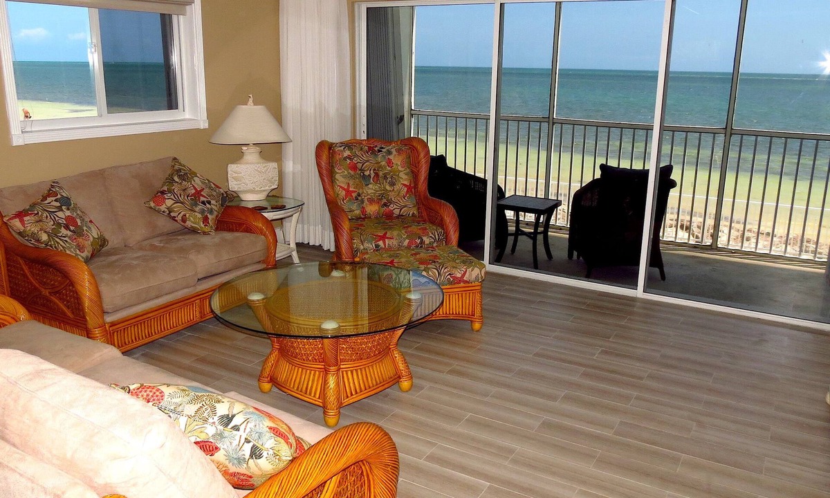 Marathon Condo | 33% off Summer Sea Weed Sale! Oceanfront Condo on the Beach w/a swimming pool!
