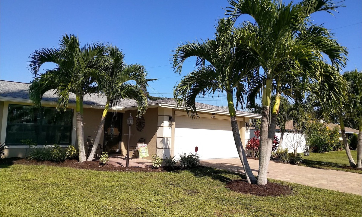 Laurel House | 3BD/2BA, 2 w King Beds, 4 Bikes, 1/2 mile to Beautiful Nokomis Beach