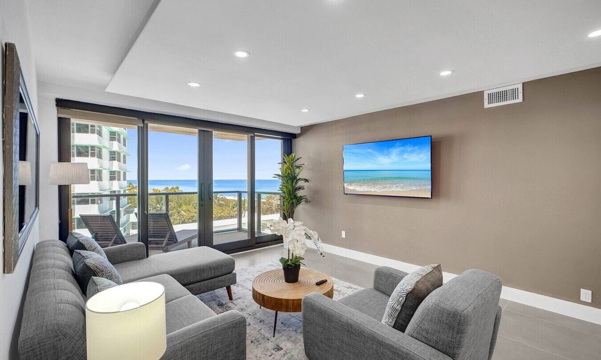 Mid Beach Apartment | 3BR 2BA Oceanfront Retreat Pools & Beach Access 706