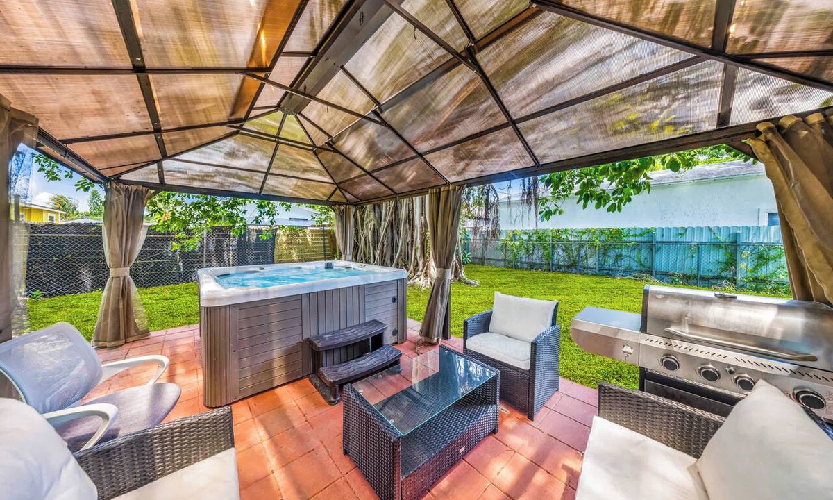 Seybold House | 3BR Miami Tree House | Airport·Beach·BBQ·FIFA.Sleeps11