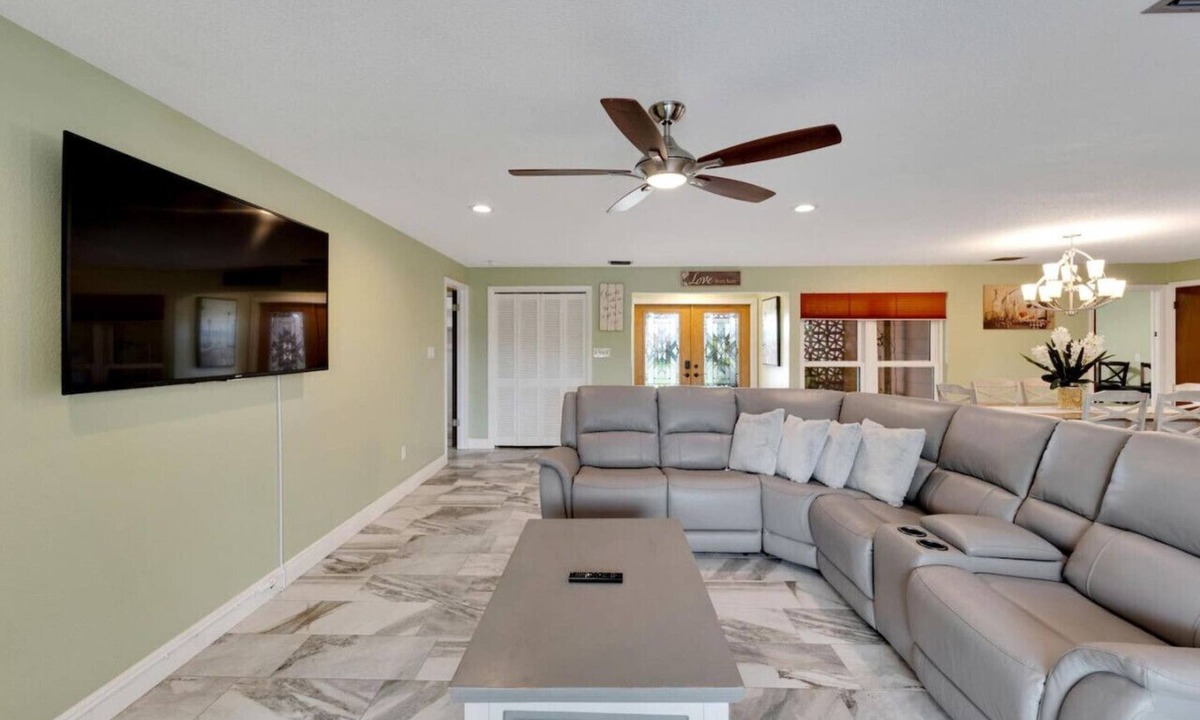 Clearwater Villa | 3BR | Pool + Hot Tub | Lake View Backyard | 12 Min PIE Airport | Sleeps 9