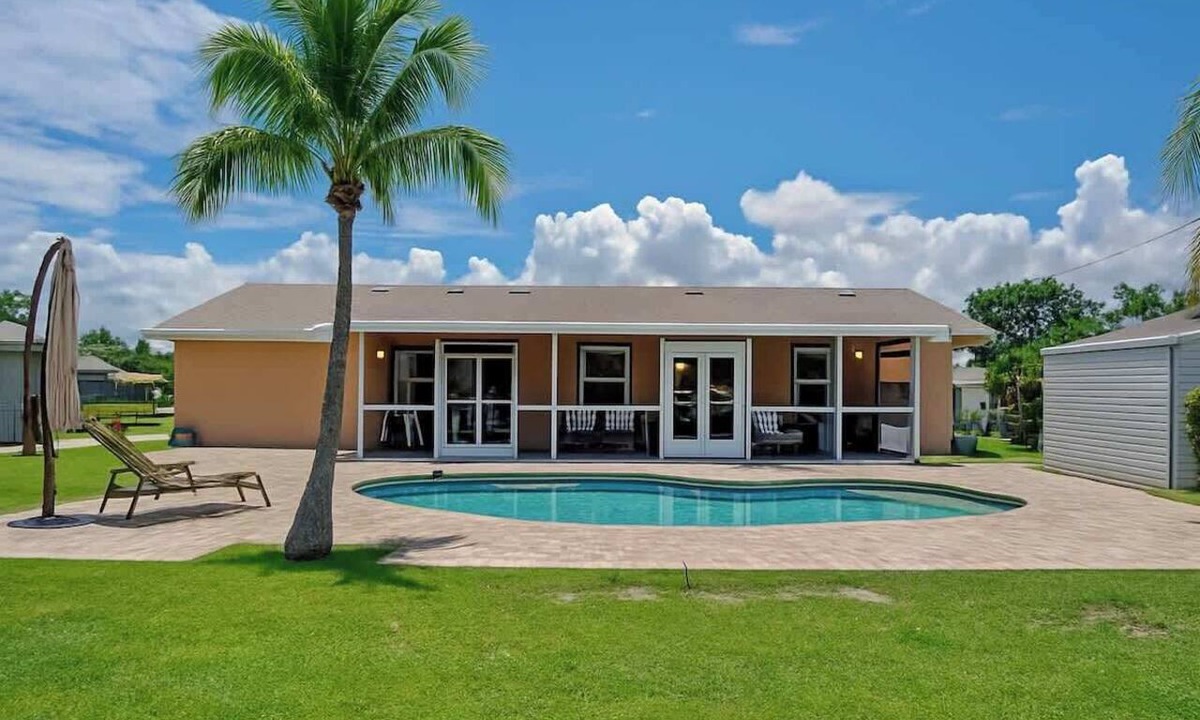 Lake Worth House | 3BR Pool Villa on Golf Course, Huge Yard & Games!