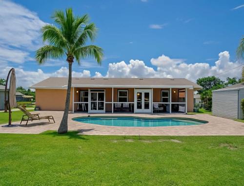 Lake Worth House | 3BR Pool Villa on Golf Course Huge Yard & Games