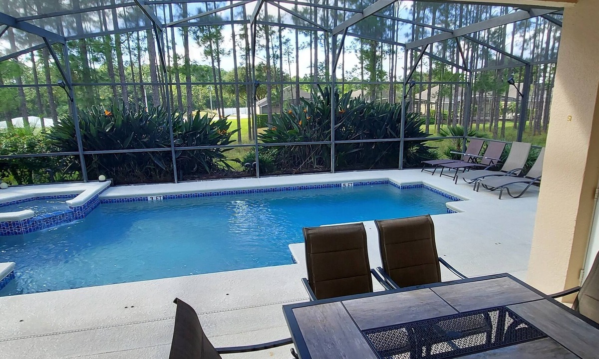 Calabay Parc House | 4 Bed 3 Bath/2 Master Suites/86" TV /Hot Tub/Pool/In Calabay Parc