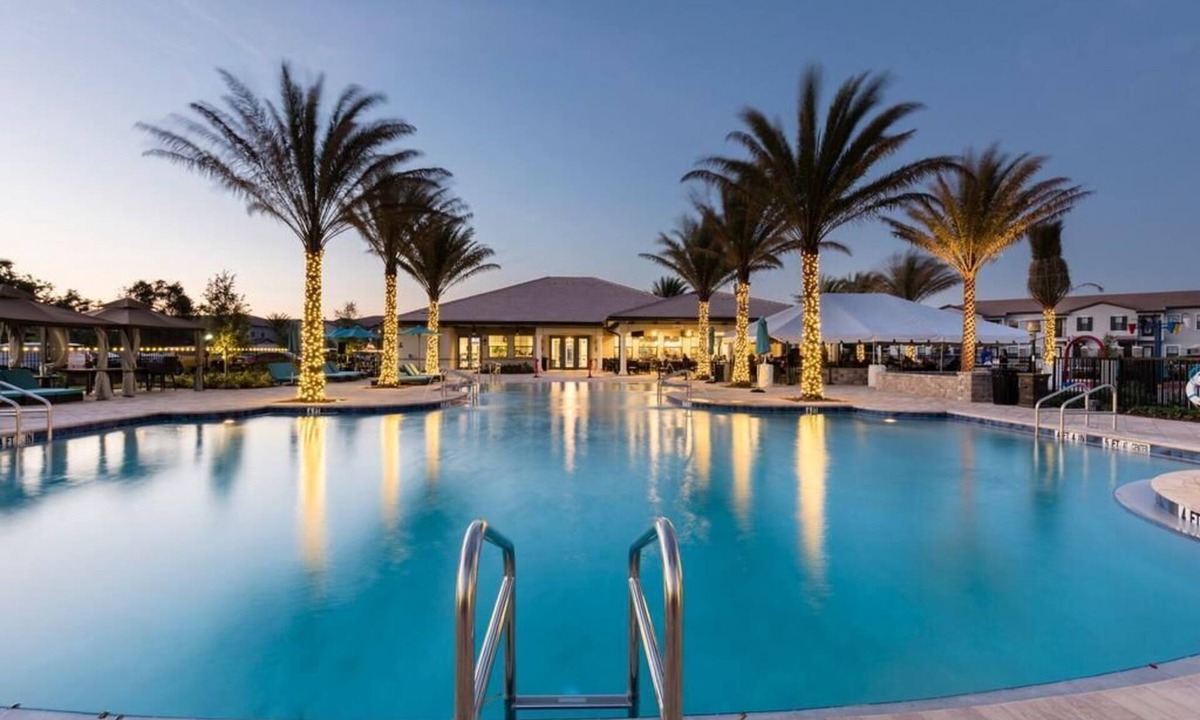 Haines City Villa | 4 bed lakeside villa with private pool set in exclusive gated community