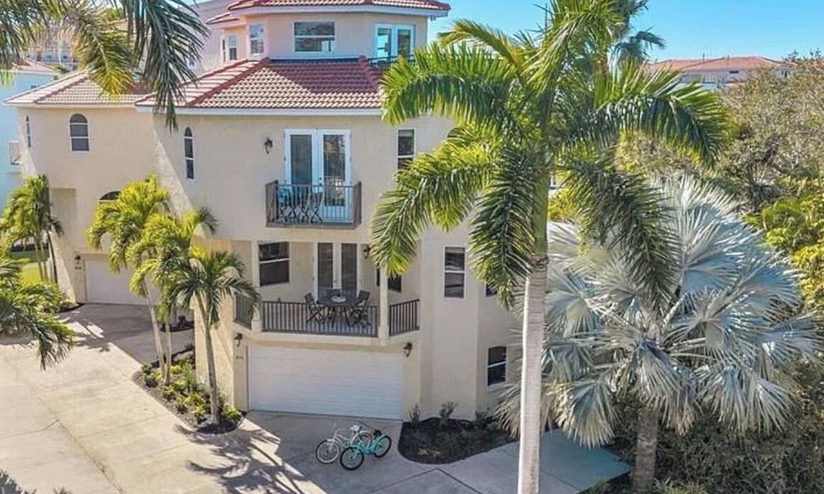 Siesta Key Village House | 4-bedroom townhome with pool and steps to beach close to village