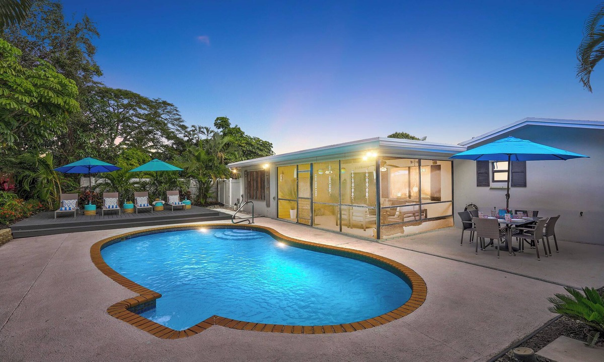 Hunt Club House | 4 BR ☆ SLEEP 10 ☆ PRIVATE GUEST SUITE ☆ HEATED POOL ☆ NEAR BEACHES, WATERPARK & PGA