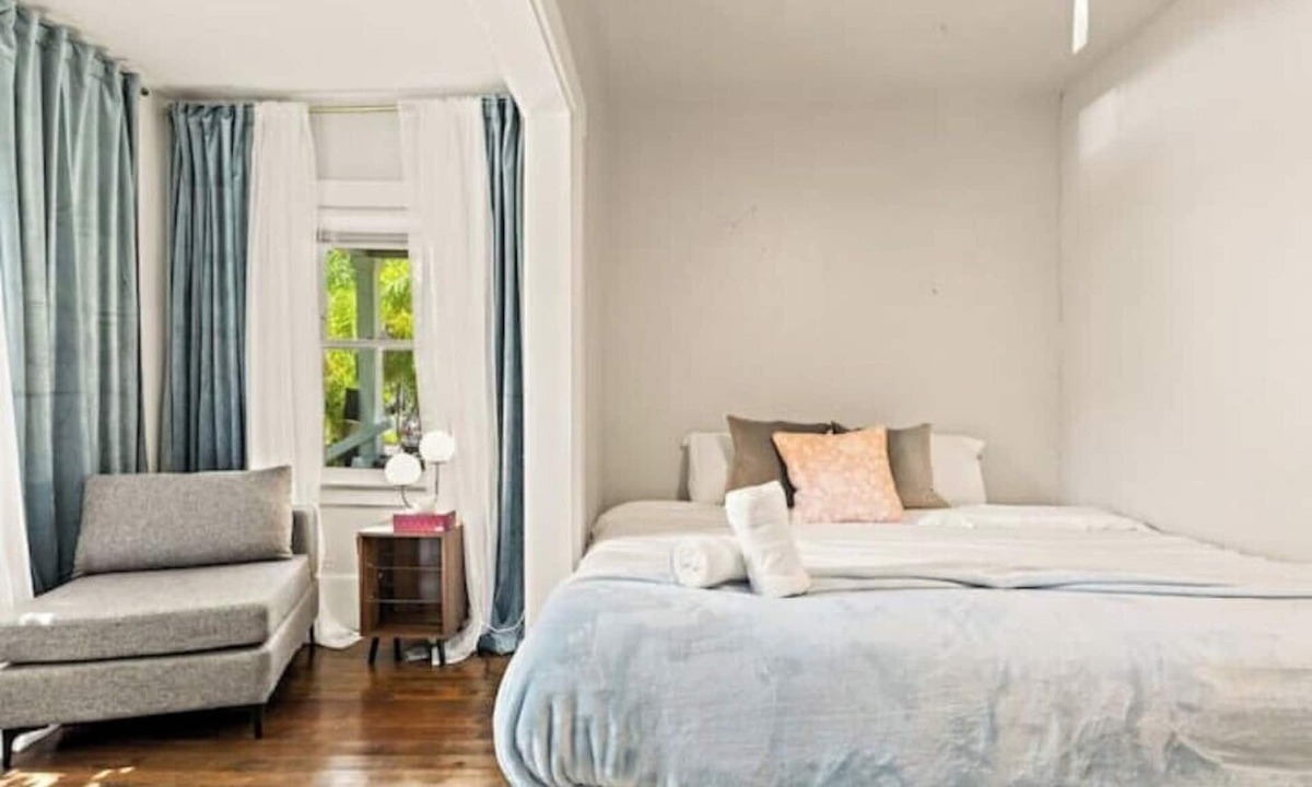 Historic Uptown House | 4 min to Downtown - King Size Bed - Porch - 1BD1BA