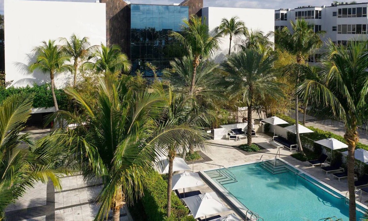 Palm Beach House | 4 Relaxing Rooms! Beachfront Accommodation + Free Parking + Outdoor Pool