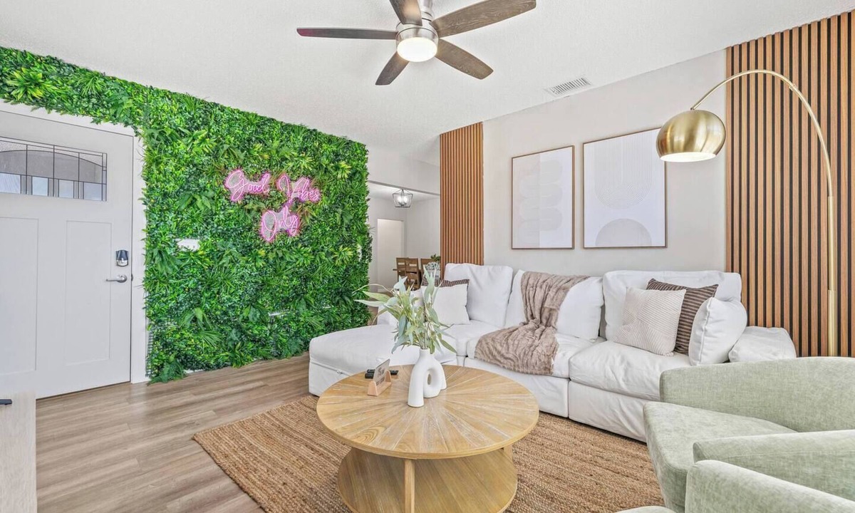 Tampa House | 4BR Oasis | Jacuzzi/Gym & Game room | Sleeps 12!
